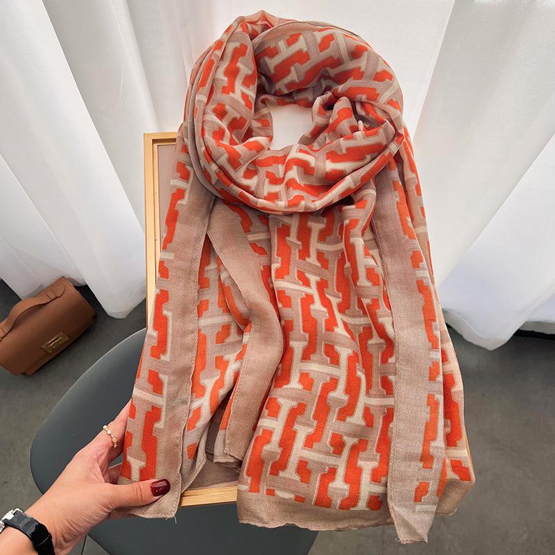 

Носите хлопчатобумажные и льняные шарфы весной и осенью. Тонкие женские шарфы зимой. Большие шелковые шарфы с буквами. Длинные шарфы. Платки. ONE SIZE