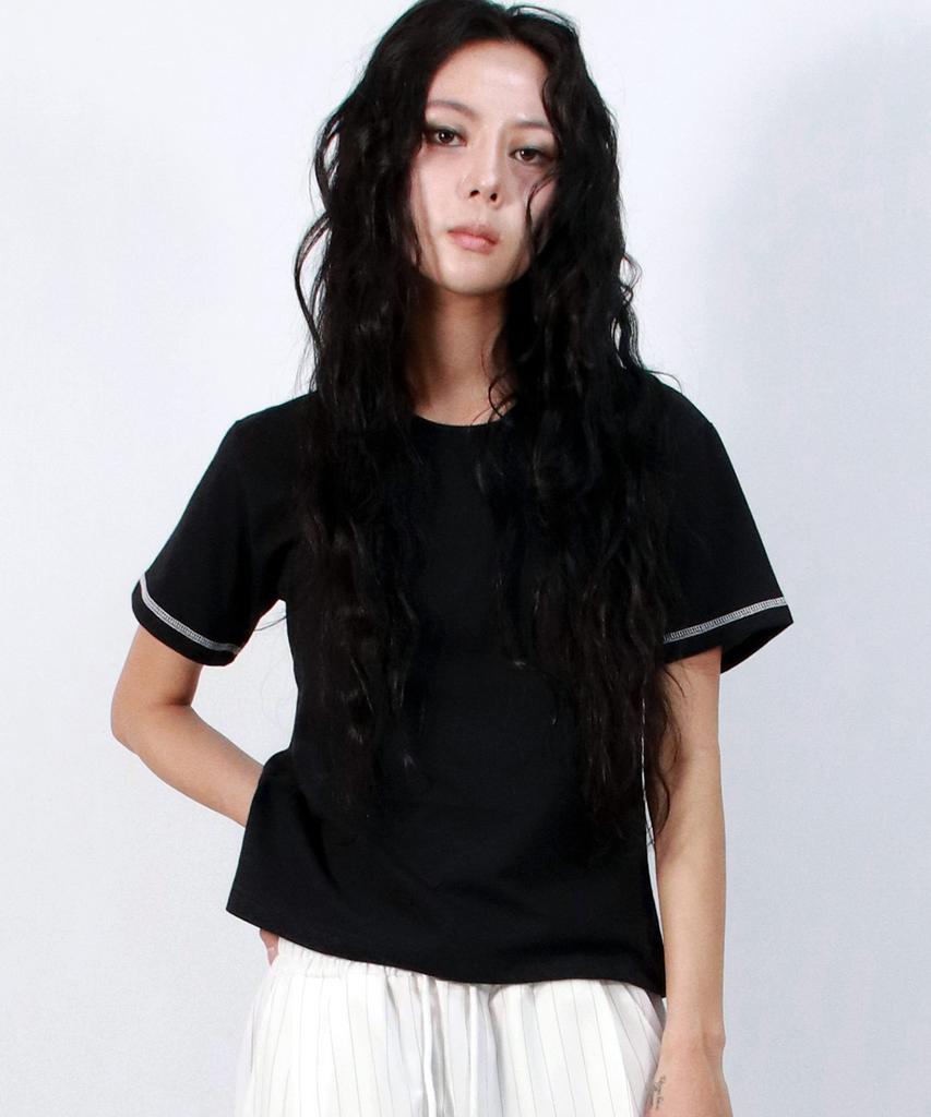 Deumakeu Stitch Contrast Semi-Crop Short Sleeve T-Shirt Black