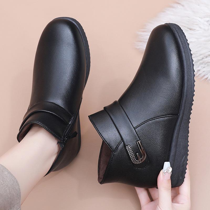 Mom's Winter Velvet-Lined Non-Slip Short Boots: Soft-Soled Leather Snow Boots for Middle-Aged & Elderly Women