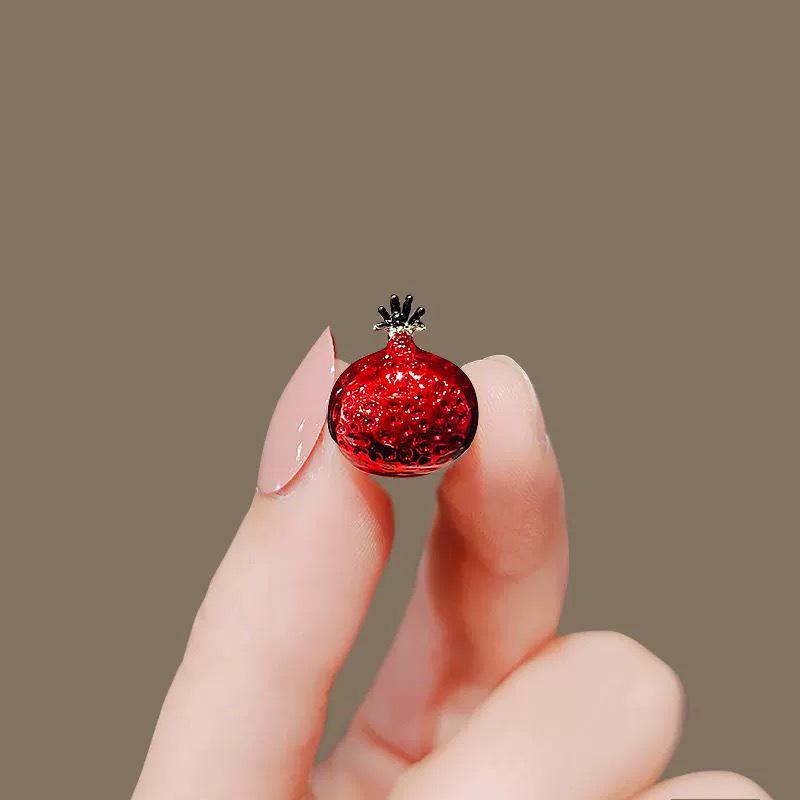 

Стильна японська фруктова брошка: Вишня, Полуниця, Лимон Значок для Кардиганів та Комірів.