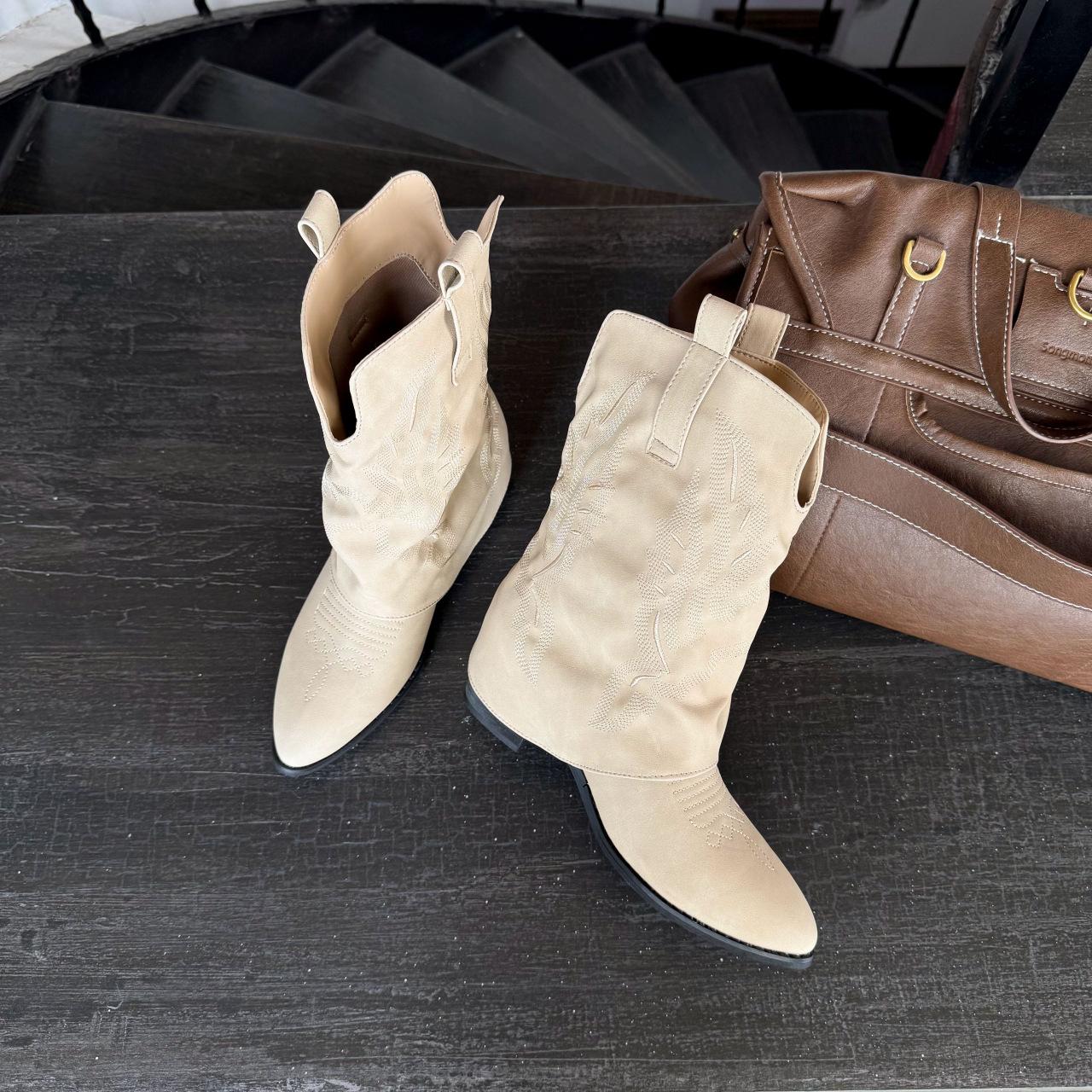 

Pointed western cowboy boots women s thick heel Martin boots 2025 autumn and winter new thick-soled embroidered medium tube knight boots 40