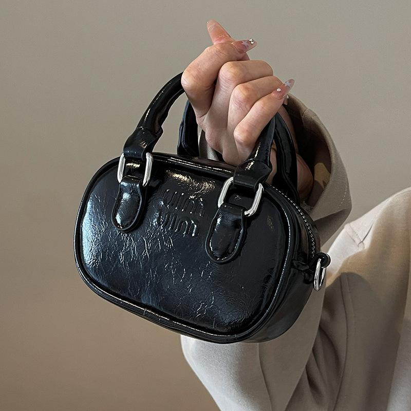 2025 new European and American retro niche trend hand-held lipstick bag versatile solid color high quality casual messenger bag