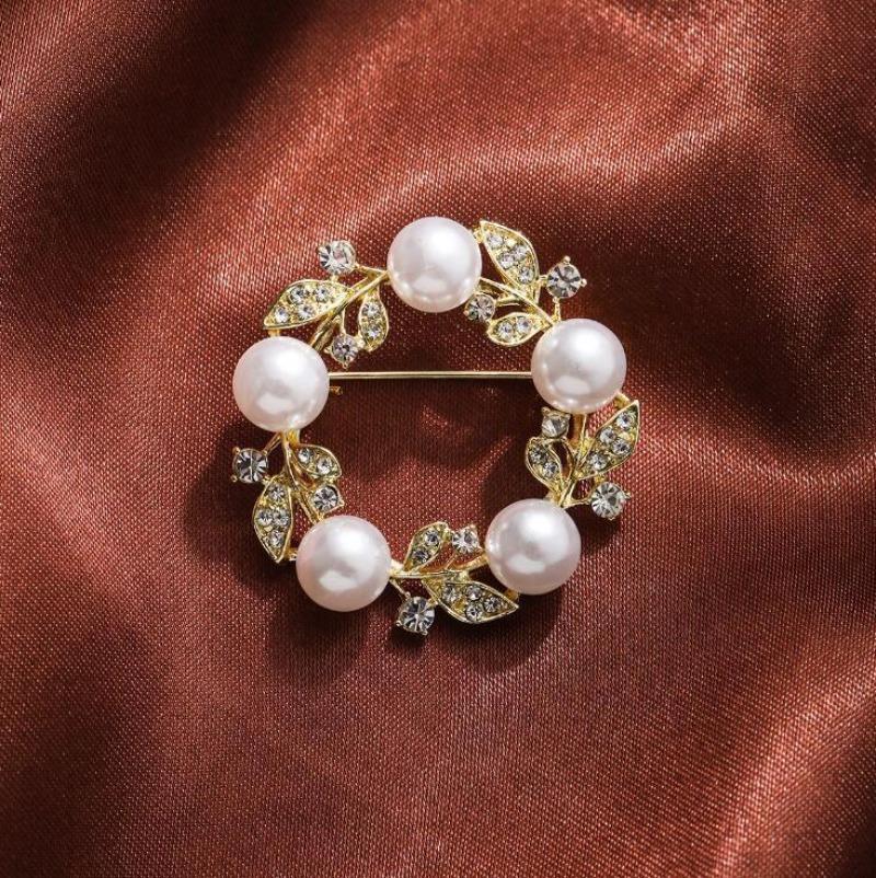 

Exquisite Style Imitation Pearl Diamond Interwoven Flower Wreath Brooch Lights Up Fashionable Outfits Showing Noble Temperament