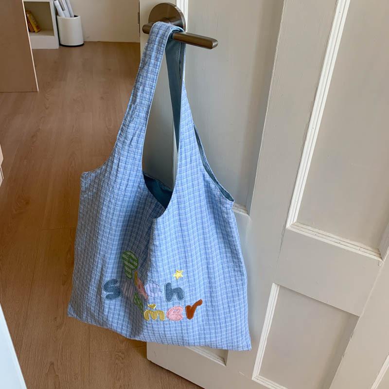 

Маленькая свежая клетчатая портативная сумка-тоут женская сумка 2025 лето новая модная сумка на плечо с буквенным принтом трендовая сумка под мышкой синий