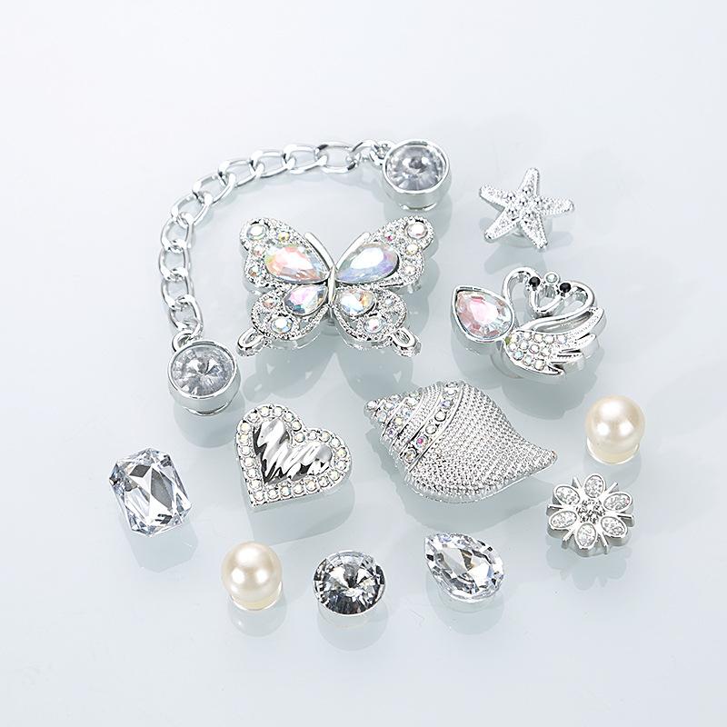 Set da 12 Pezzi Charms per Scarpe a Catena Argentati Incastonati di Diamanti Per Decorazioni Fai-da-te con Pattern Calamaro Farfalla Conchiglia Fibbia per Scarpe