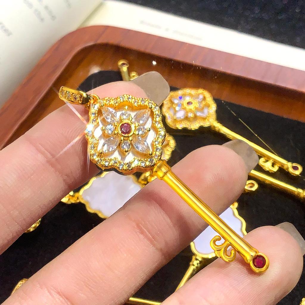 Vietnamese Gold Rhinestone Starry Key Pendant Necklace for Women - High-End Light Luxury.