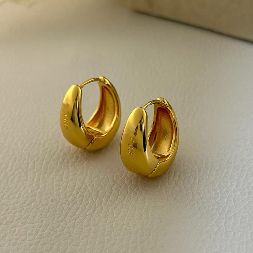 Boucles d'oreilles uniques Rétro Français Vent Froid Premium Boucle d'oreille Laiton Or Véritable 22K Cercle Simple Tempérament
