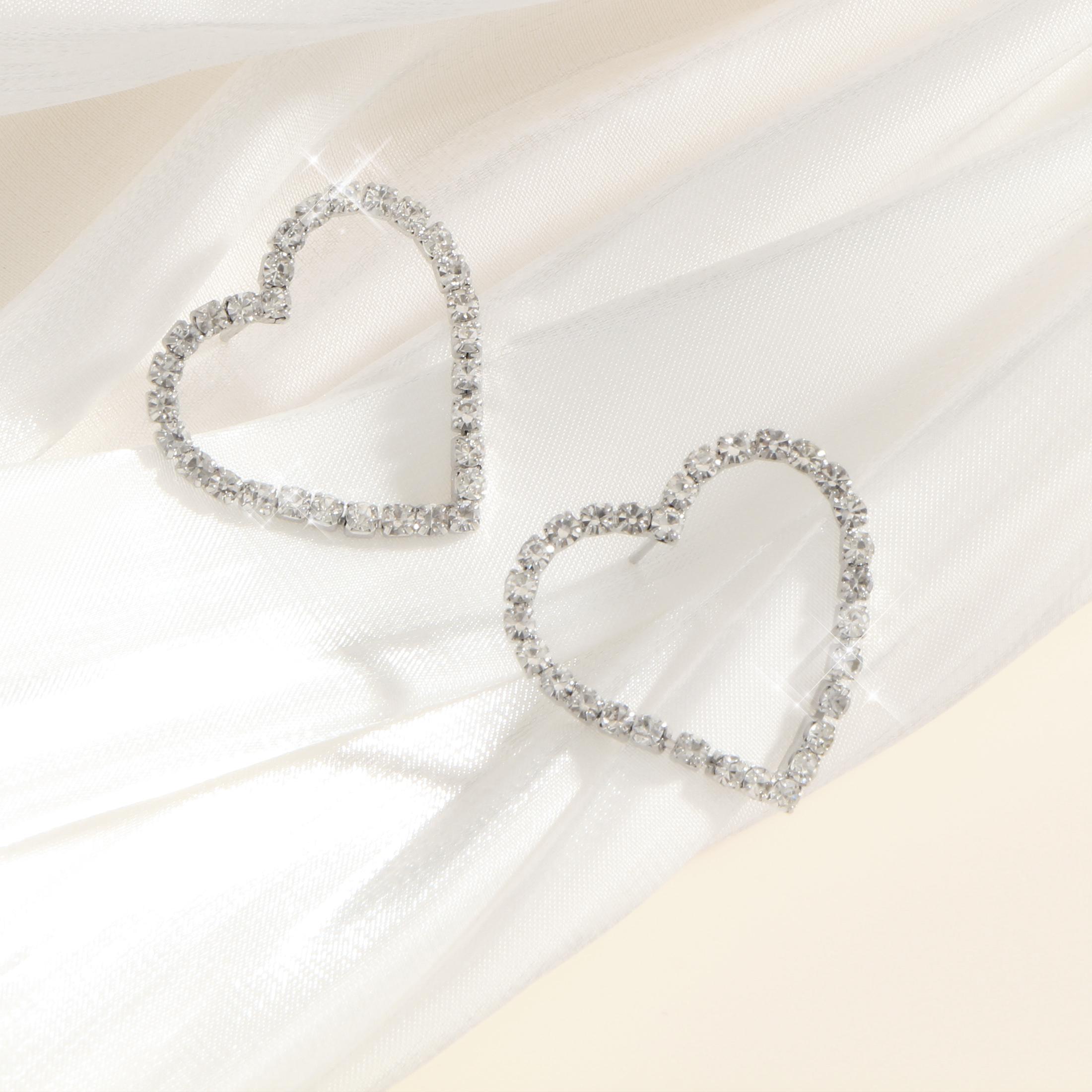 

Women s Minimalist Delicate Style Romantic Sweet Sparkling Zirconia Heart Stud Earrings Great for vacation wear and gifts серебряный