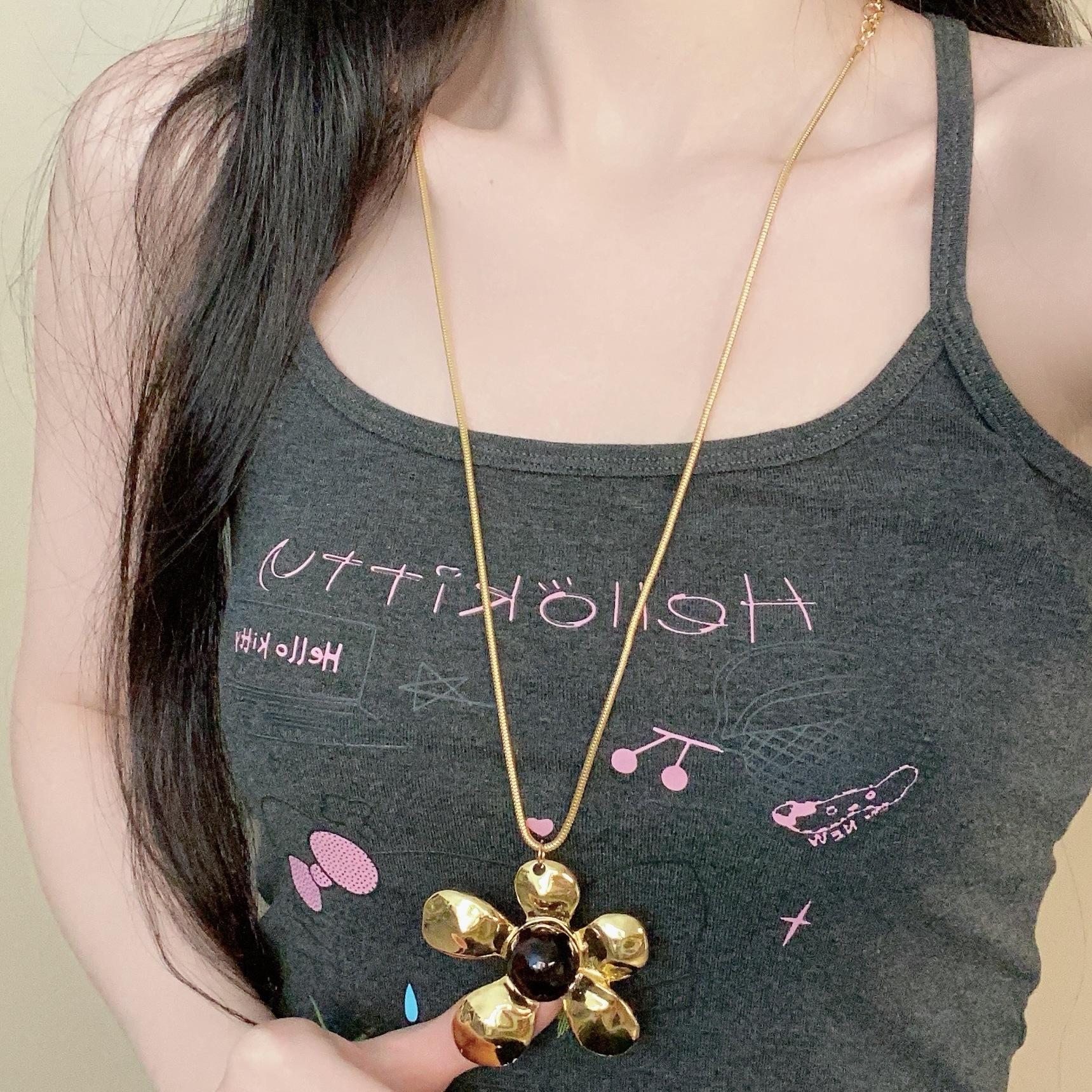 

New flower necklace light luxury sweater chain high-end sense collarbone chain accessories women s niche design sweater chain accessories tide