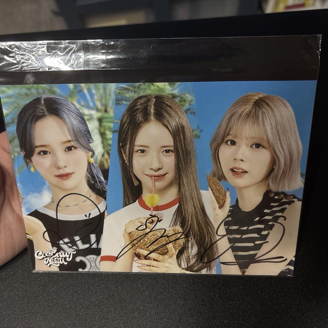 

[USED] NiziU Coconut Fes Rio, Maya, Riku signatures