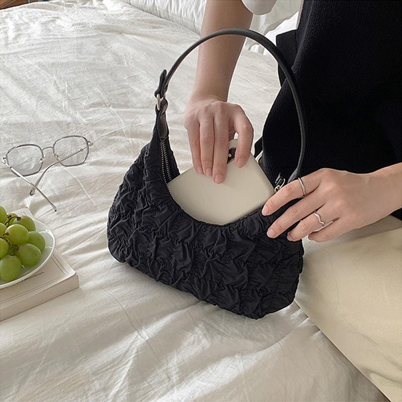 Taschen im Windbeutel-Stil, mädchenhafte, wolkenartige Plissierte Taschen, stilvolle Ein-Schulter-Taschen in Knödelform, im Sommer süße und coole Unterarmtaschen
