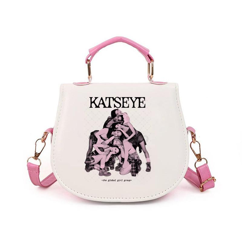 Unique Apparel Meisjes KATSEYE Geprint Lichtgewicht Crossbody Tas Casual PU Schoudertassen 14.5*17cm white