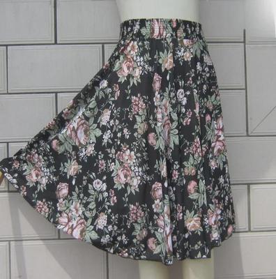 Sommerliches Sommerkleid aus Eisseide: Geblümter Tanzrock für Frauen mittleren und höheren Alters