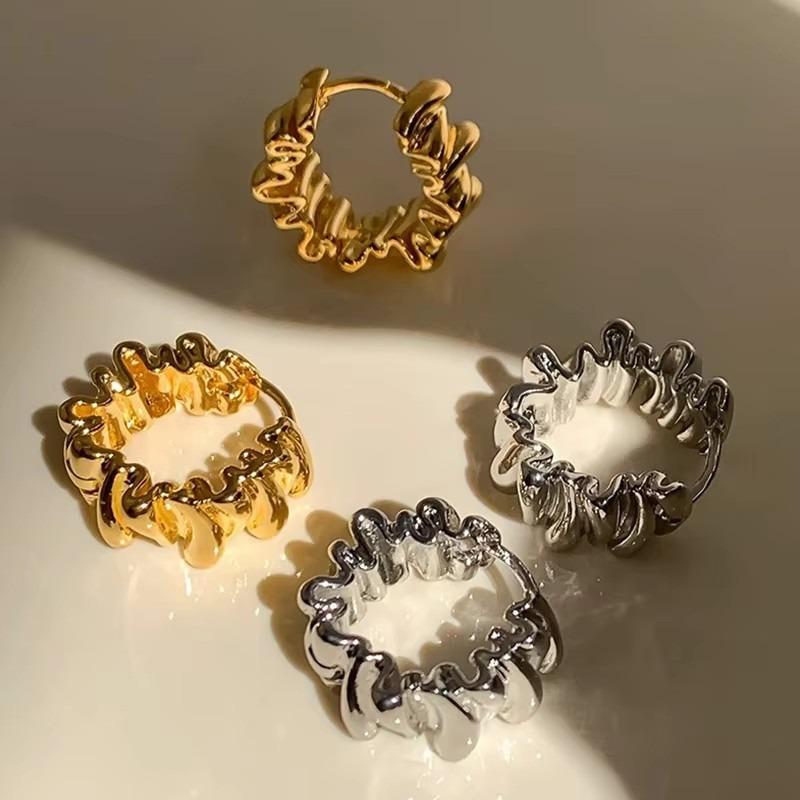 Personality Irregular Wavy Metal Hoop Earrings for Women Vintage Charm Gold Color Ear buckle Hip Hop Jewelry Accessories Gift