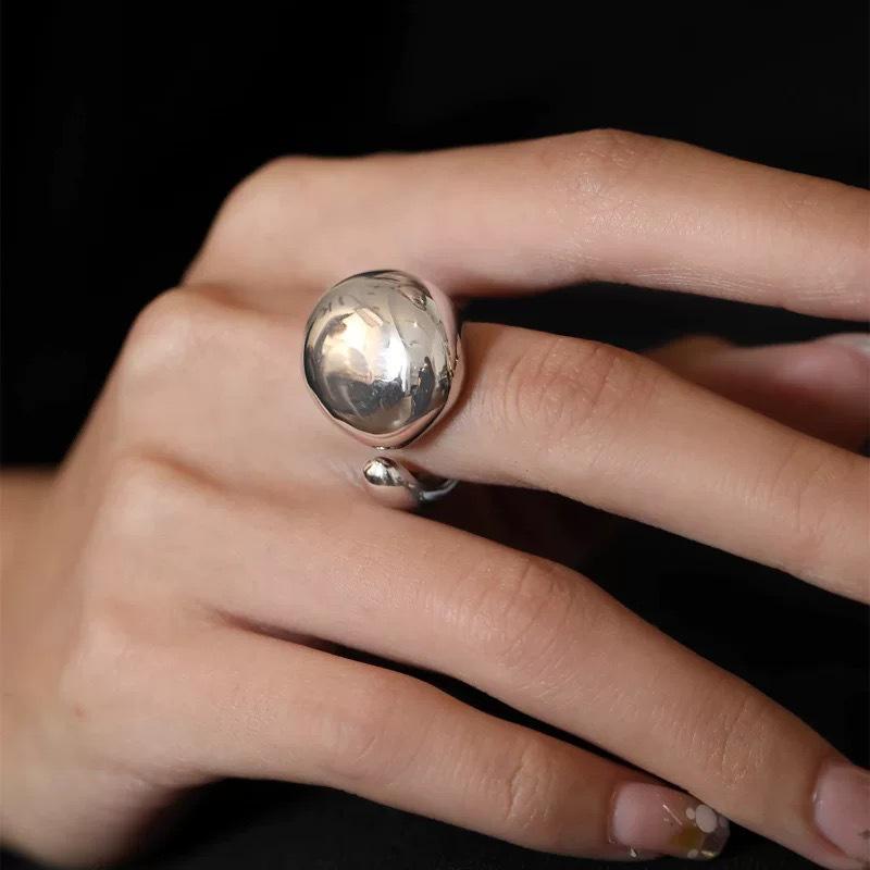 Europäischer und Amerikanischer Unregelmäßiger Eieroberflächen-Heller Ring - Damen Kaltstil Offener Ring, Einfache Persönlichkeit, Internet-Berühmtheit Zeigefinger Mode.