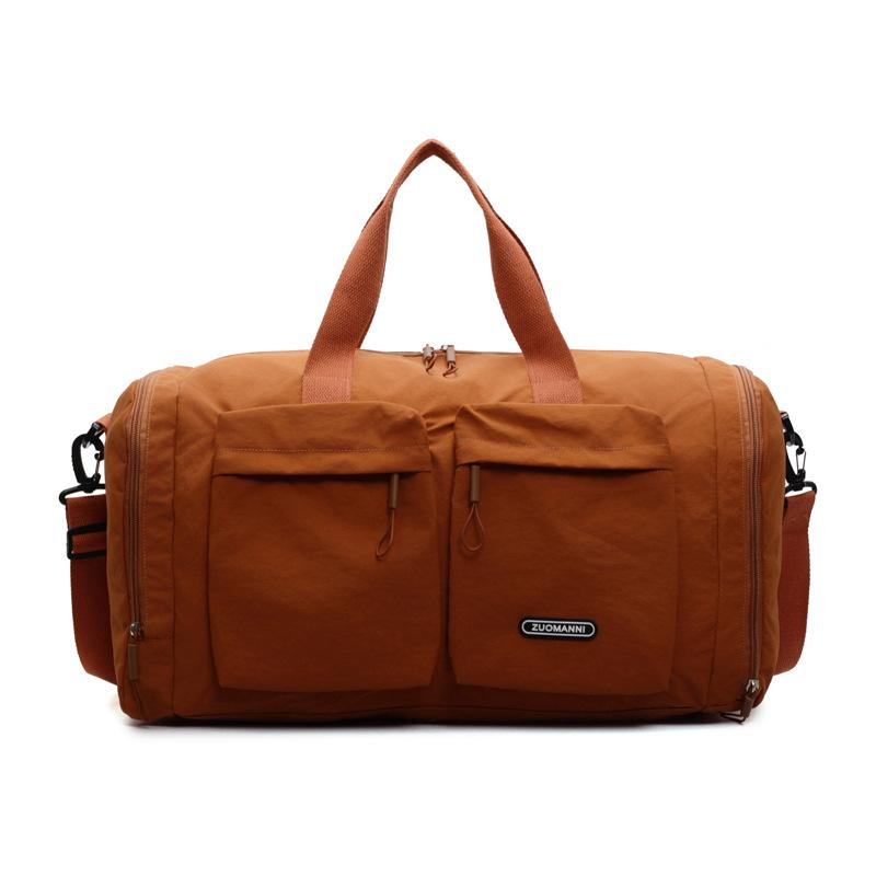 Trocken- und Nassfach Kurzreisetasche Damenhand legt eine Duffeltasche mit großem Fassungsvermögen und mehreren Fächern zur Aufbewahrung für schwangere Frauen zur Entbindung aus