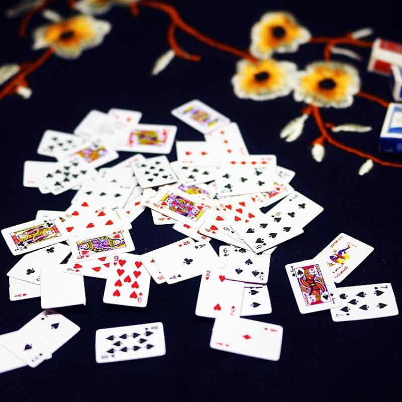 Mini pokerové karty Zábavné Kapsa na prst Hrací karty Roztomilé hračky Náhodné styly pro zábavu na herní večer
