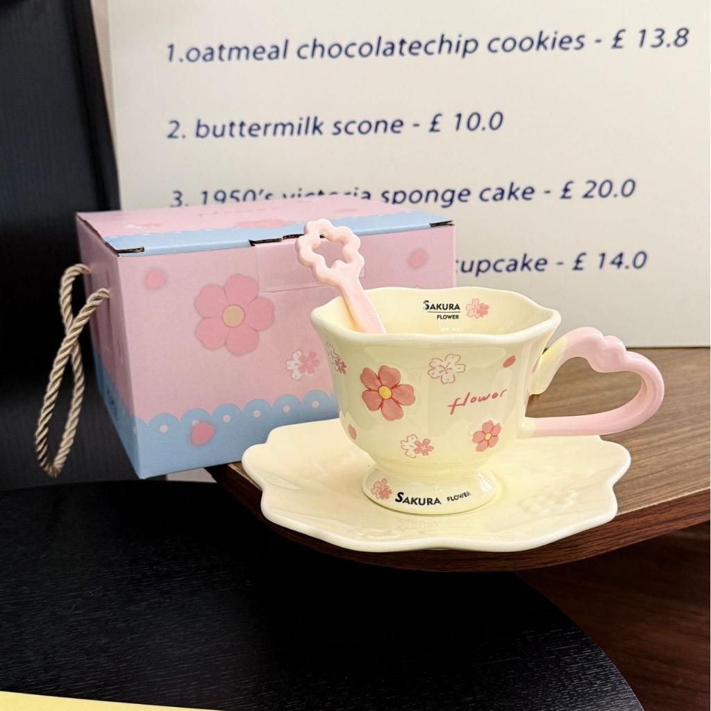 Kreatives Keramik-Kaffeebecher- und Untertassen-Set Büro Nachmittagstee Tasse und Untertasse Mädchenherz Kirschblüten Geprägte Tasse und Untertasse Souvenir