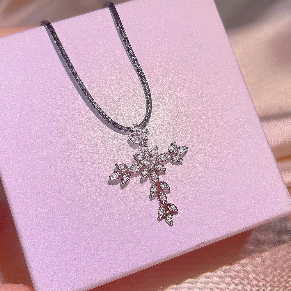 Neue Kreuzanhänger Modischer Temperament Nische Design Halskette Eingelegt mit Hochwertigem Zirkon