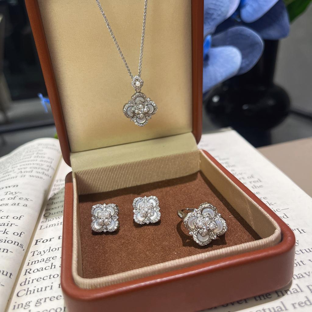 Leichter Luxus Retro Hofstil Perlmutt Vierblättriges Kleeblatt Blume Halskette Ohrstecker High-End Schmuckset