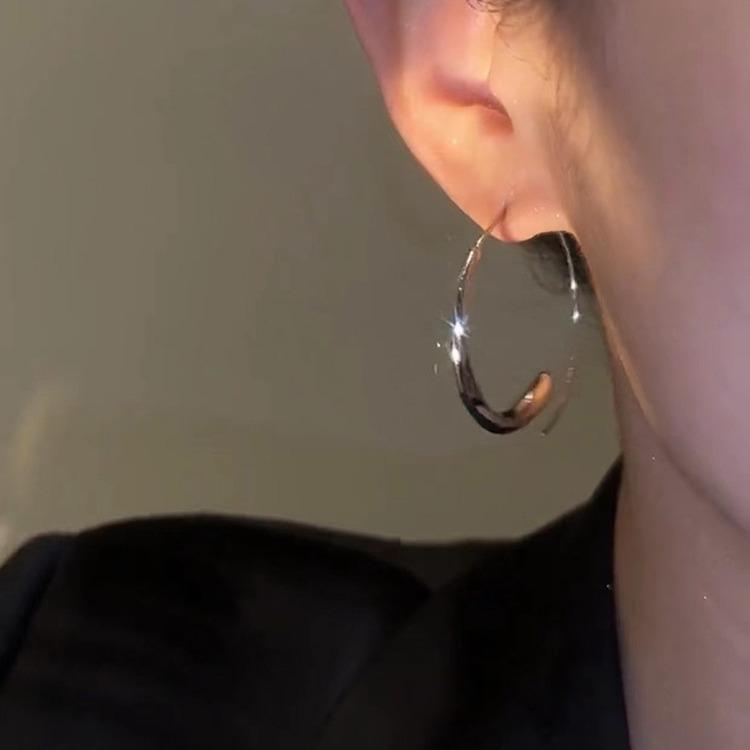 Minimalist Plain Hoop Earrings Simple And Chic Versatile Elegant Earrings For Women Delicate And Stylish Jewelry
