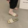 Xiaoxiangfeng Ein-Wort-Slipper mit flachem Boden, Feenschuhe im Sommer 2025 tragen, neue schwarze Sandalen mit eckiger Spitze.