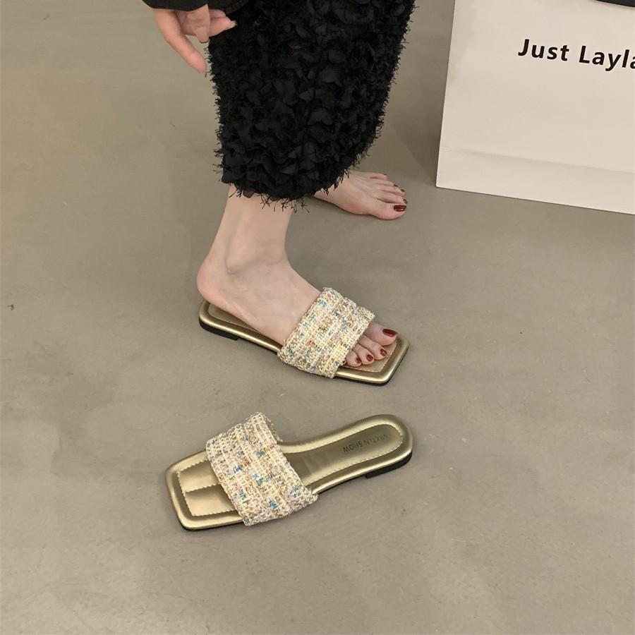 Flat-bottomed Xiaoxiangfeng one-word slippers, wearing fairy shoes in the summer of 2025, new square-headed black sandals.