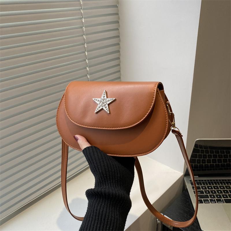 

Корейская версия повседневной моды однотонная сумка через плечо женская новая 2025 лето популярная зарубежная текстура нишевая сумка-мессенджер коричневый