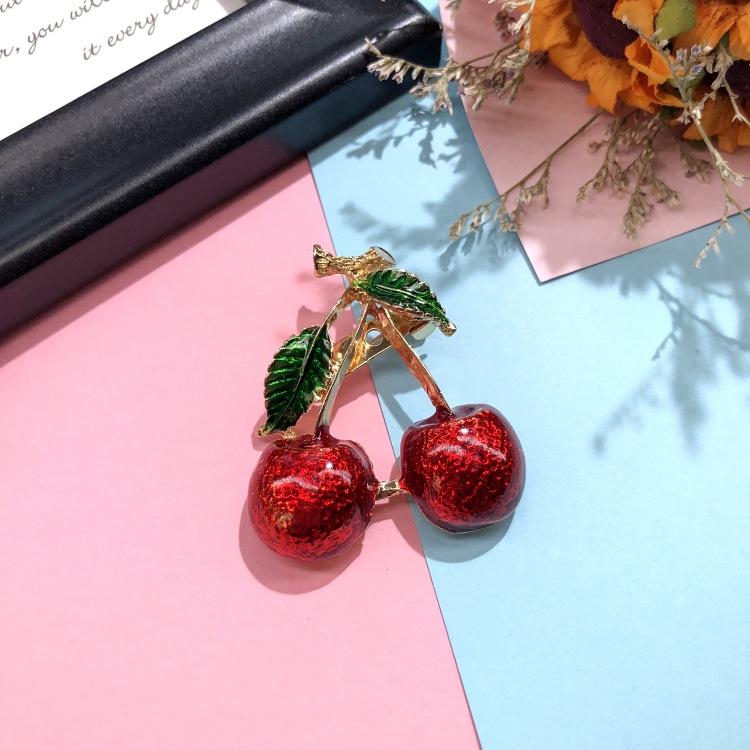 Beautiful Colorful Fruit Crystal Brooch Cartoon Fresh Grape Strawberry Radish Pin Silk Scarf Cardigan Accessories