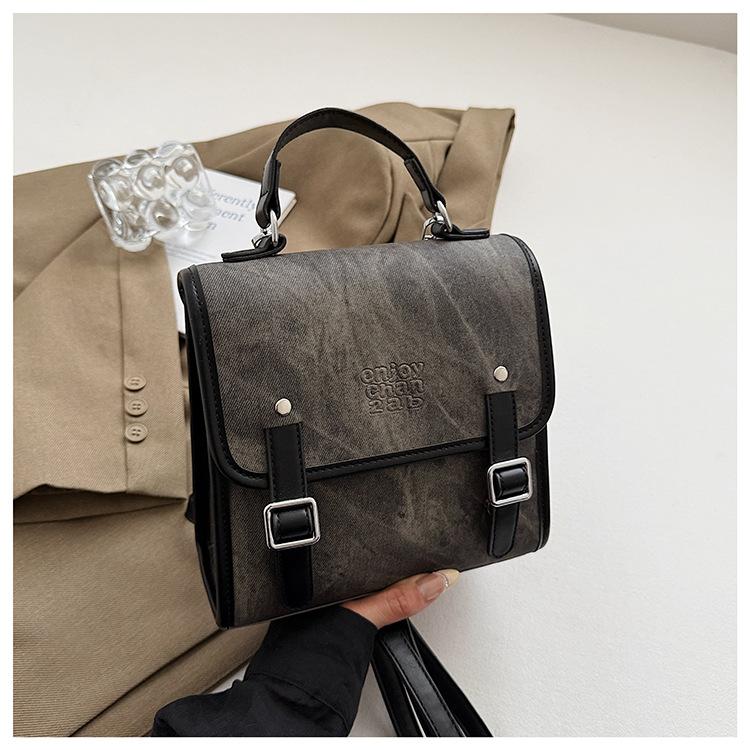 

Популярный в этом году женский рюкзак 2025 новый летний ретро большая вместимость сумка-тоут для поездок на работу повседневный рюкзак чёрный