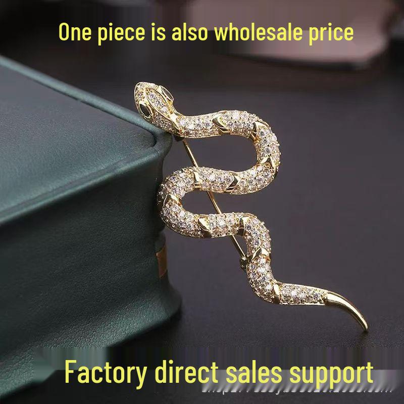 Роскошная брошь-змея с цирконами: Элегантный дизайн для женских свитеров и костюмов.