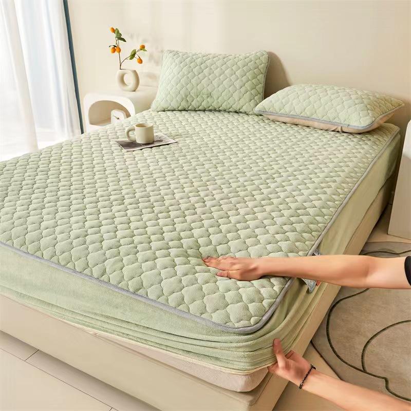 Mother-and-baby Milk Velvet Padded Bedspread with Cotton Padded Single and Double Simmons Bedspread Mattress Protective Cover