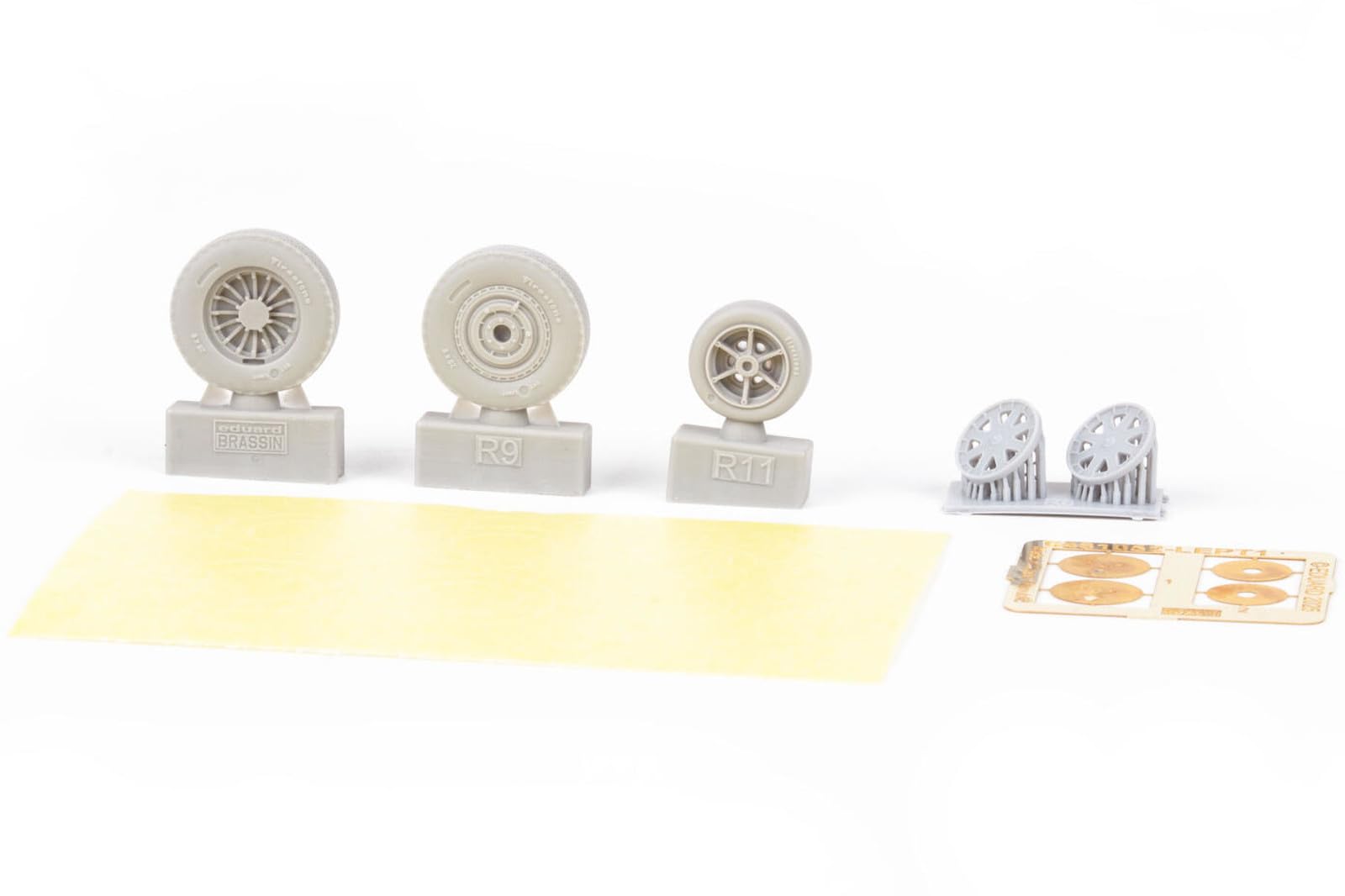 

Eduard 1/48 Brassin Колеса для P-39 Airacobra поздней модели (для Arma Hobby) Детали для пластиковой модели EDU6481052 (Самолет)