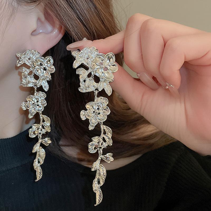Zinc Alloy Flower Leaf Metal Earrings for Women Exaggerated Design Long Drop Earrings Stylish Retro Antique Charms Female Zircon