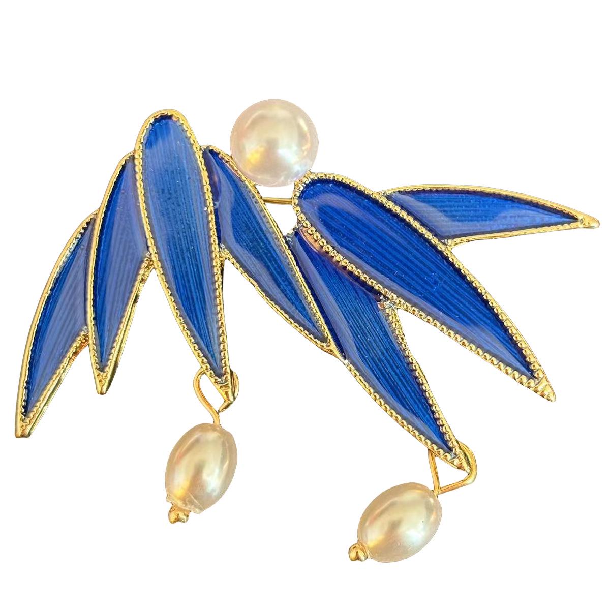 

Юбилейная брошь «Утренняя роса» в виде бамбукового листа: Дизайн перьев синего павлина в китайском стиле