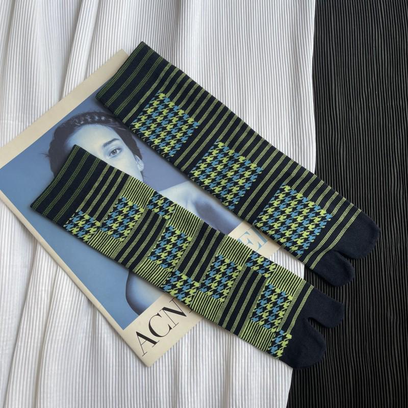 Trendy Japanese Multi-Color Jacquard Floral Tabi Socks - Cute Split-Toe Mid-Calf Design