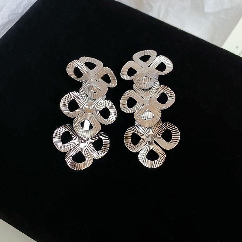 

Серьги с полосатыми цветами и бахромой из стальных игл, серьги-пусеты в стиле холодного ветра, легкая роскошь, модные серьги высокого класса