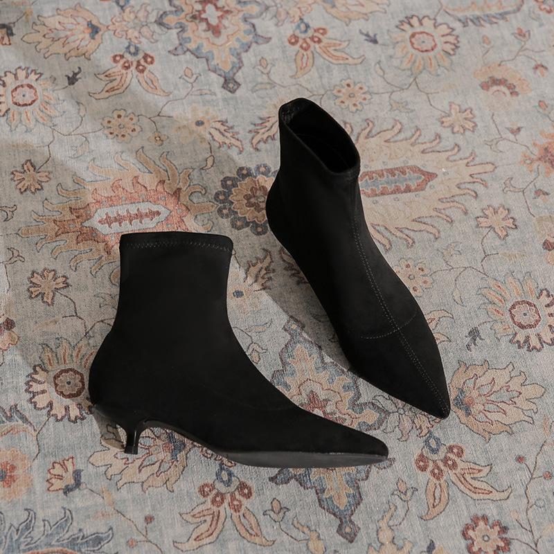 

French low-heeled short boots women s autumn and winter 2025 new fashion temperament versatile pointed suede elastic thin boots 34 чёрный