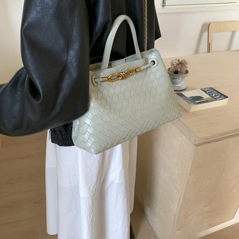 This Year, the Popular Super-hot Small Bag Women's 2025 New Autumn and Winter Versatile Messenger Bag Portable Commuter Bucket Bag