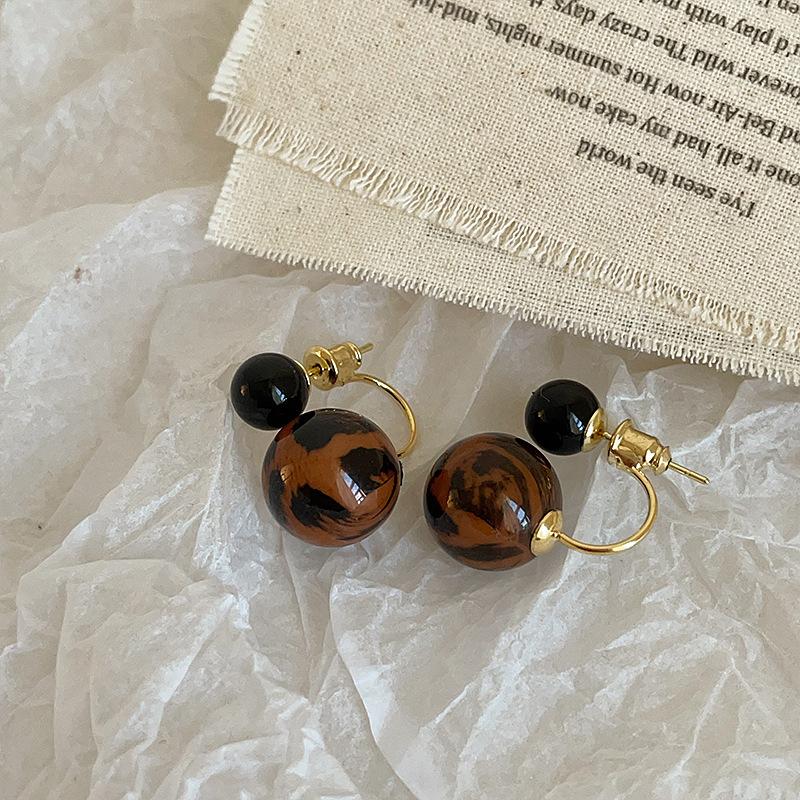 Ein Paar Ohrstecker mit Leopardenmuster aus Kunstharzkugeln für Damen im Maillard-Stil, elegante und modische Pendlerohrringe und Ohrringe.