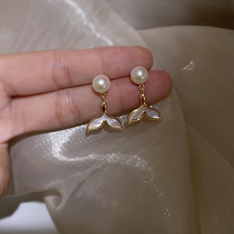 

Shell Fishtail Stud Earrings Niche 925 Silver Needle High Sense Ins Summer Light Luxury Natural Freshwater Pearl Earrings Women 2026
