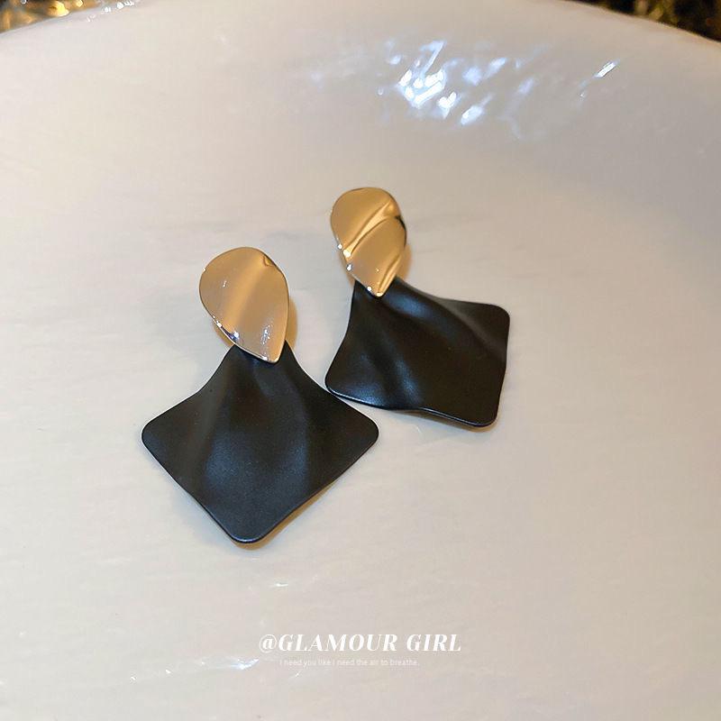 Trendige schwarze Retro-Colorblock-Hängeohrringe mit Silberstift - Hochwertiger, leichter Luxus, vielseitiger Ohrschmuck.