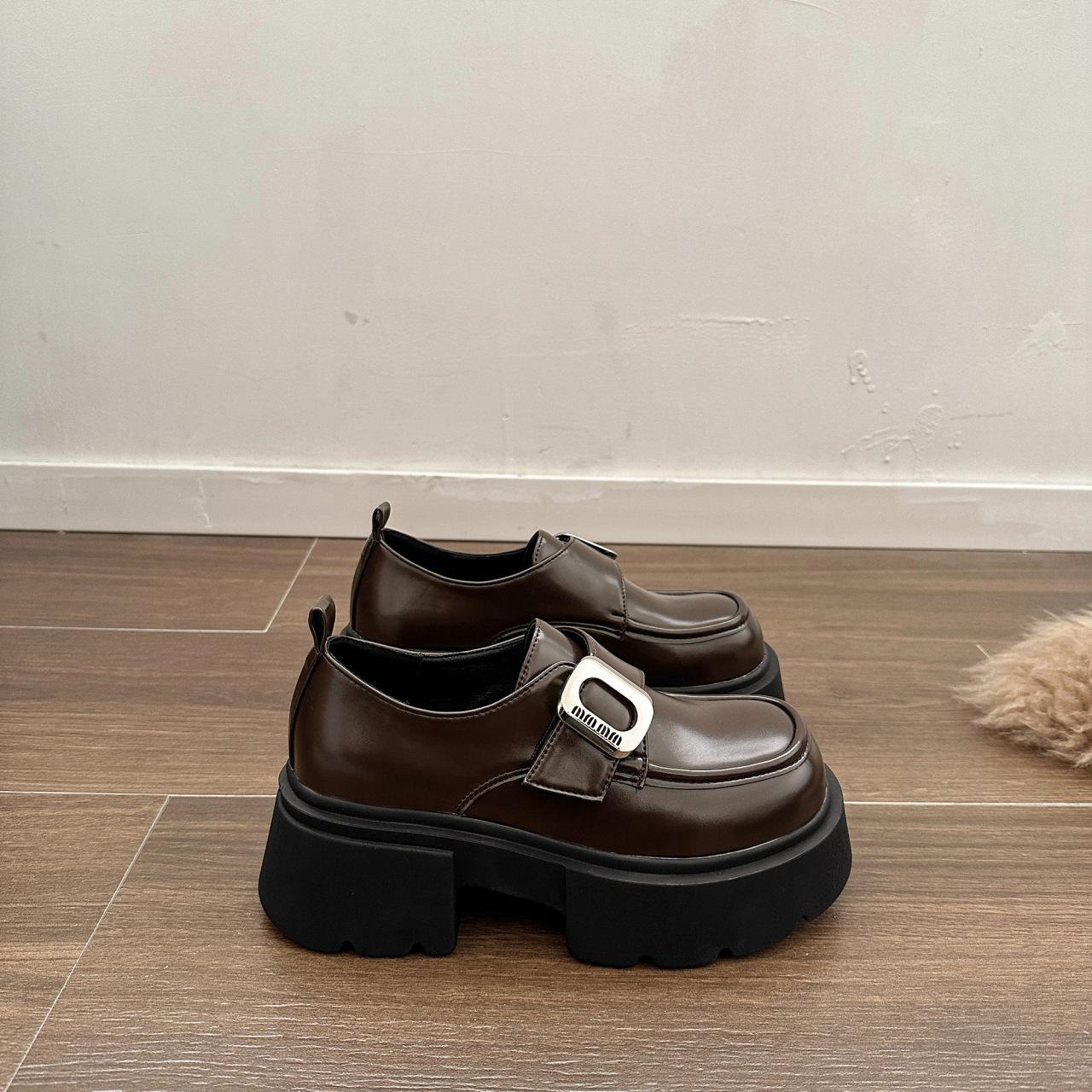 

Черные туфли на платформе в стиле ретро, с круглым носком, в британском стиле, женские, новые осенне-зимние 2025 года, с юбкой, на французском толстом каблуке, одинарные 39 коричневый