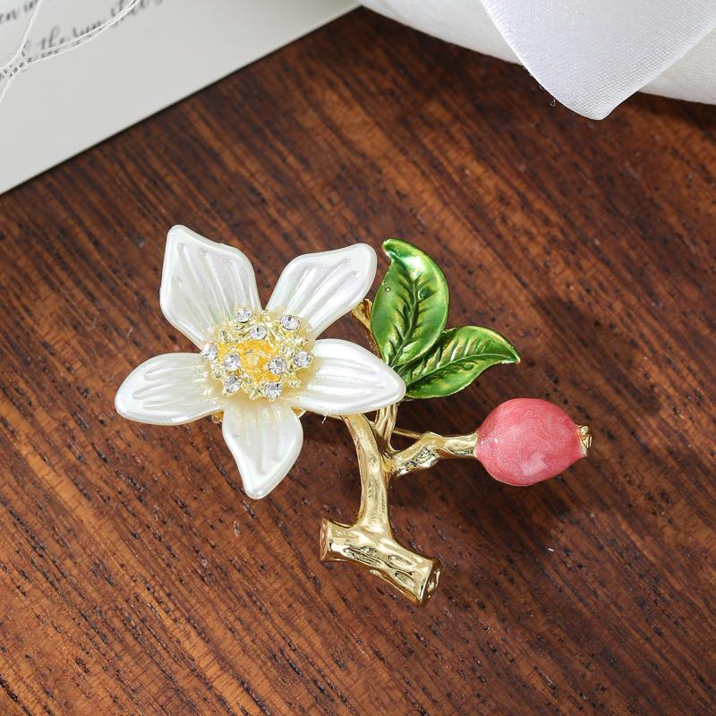 Elegant Flower Pearl Brooch Gold Tone Shell Petal Lapel Pin For Women Suit Coat Dress Jewelry Gift