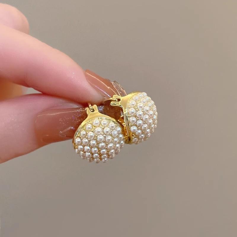 French retro pearl earrings temperament high-end ear buckle new style trendy niche design light luxury earrings