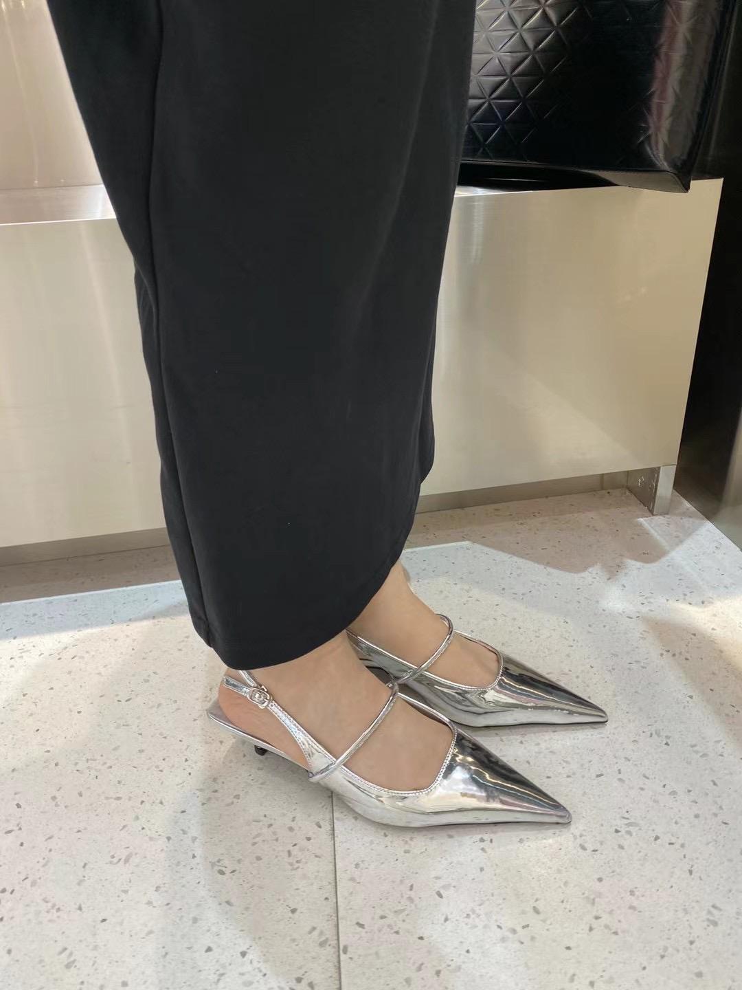 Модные женские босоножки из лакированной кожи золотистого и серебристого цвета с острым — фото 5