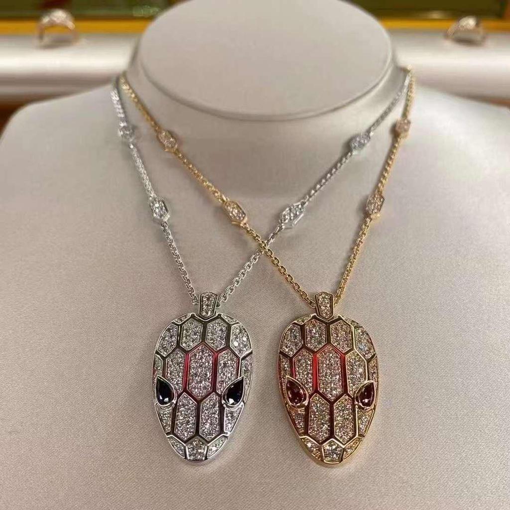 Ju Jingyi and Wu Lei Snake Head Necklace: Diamond-Studded, Gold-Plated V-Clavicle Chain, Exuding Light Luxury and Unique Style.