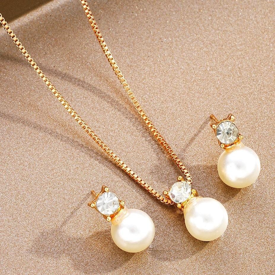 Niche design diamond-encrusted red cherry pendant earrings, fashionable and versatile, festive stud earrings, whitening earrings