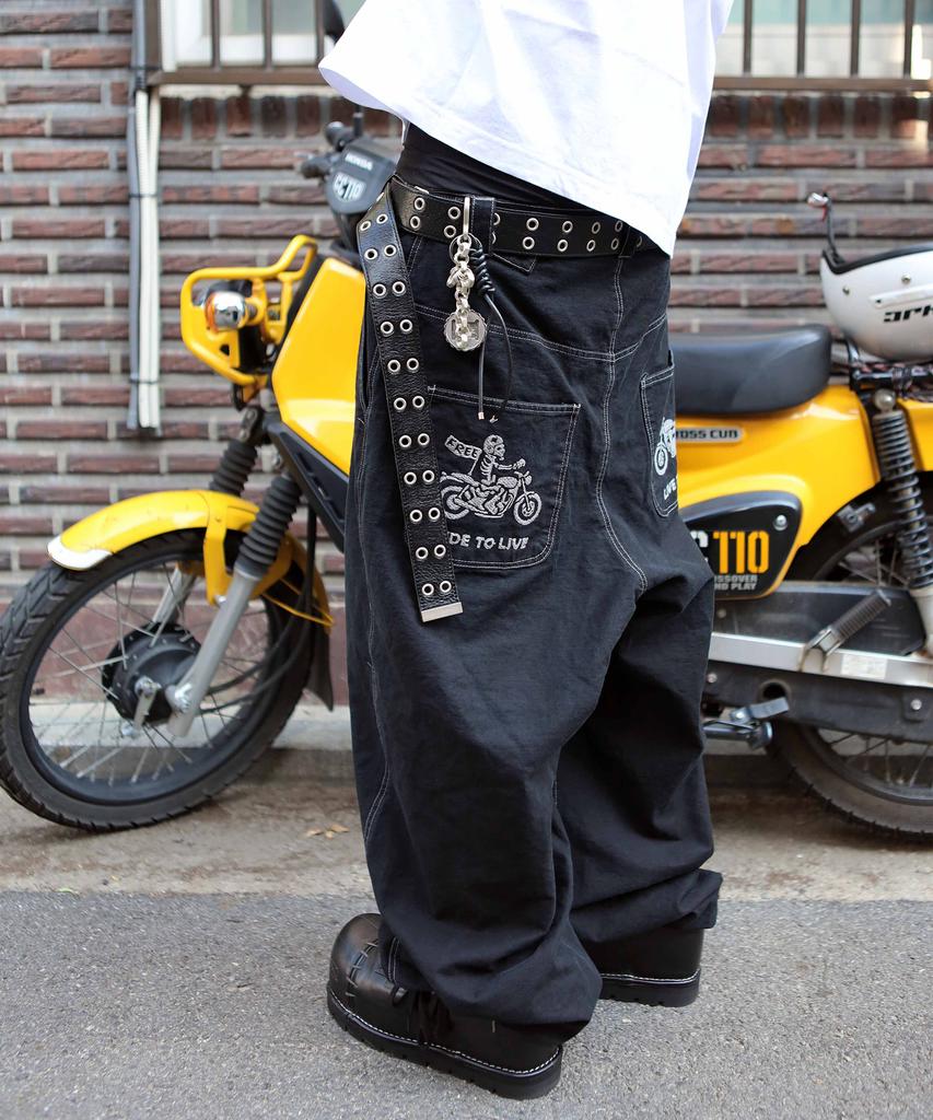 Tuseupeiseu Buyback Back Pocket Embroidered Pants [Black]