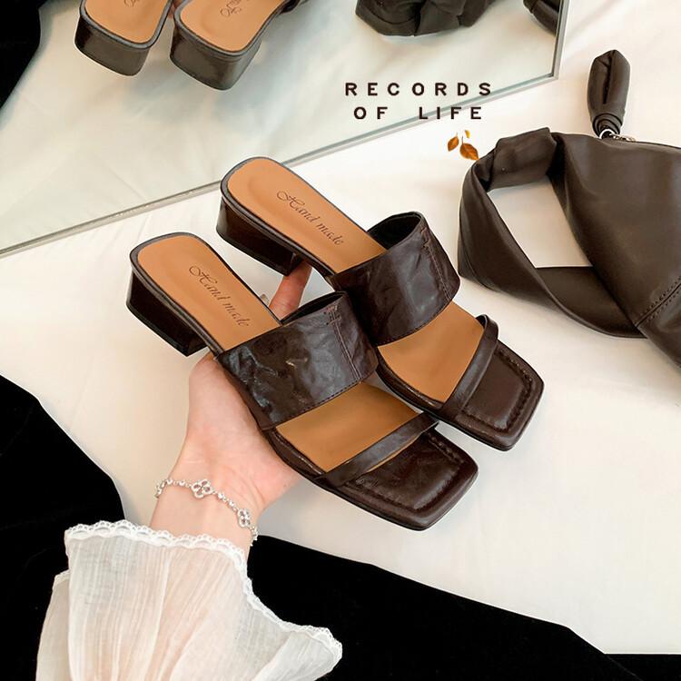 

Retro leather slippers sheepskin square head flat bottom sandals 2025 outer wear summer new one-character slippers outdoor 39 темно-коричневого